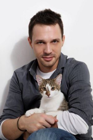 s kocĂşrikom Hero
